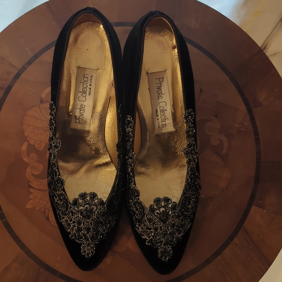 Nordstrom Privat Collection. Beaded Floral Velvet Dress Shoes.       Size 9 AA. - Picture 2 of 10